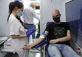 Un joven en el autobús de donación de sangre en la Calle Mayor de la capital.