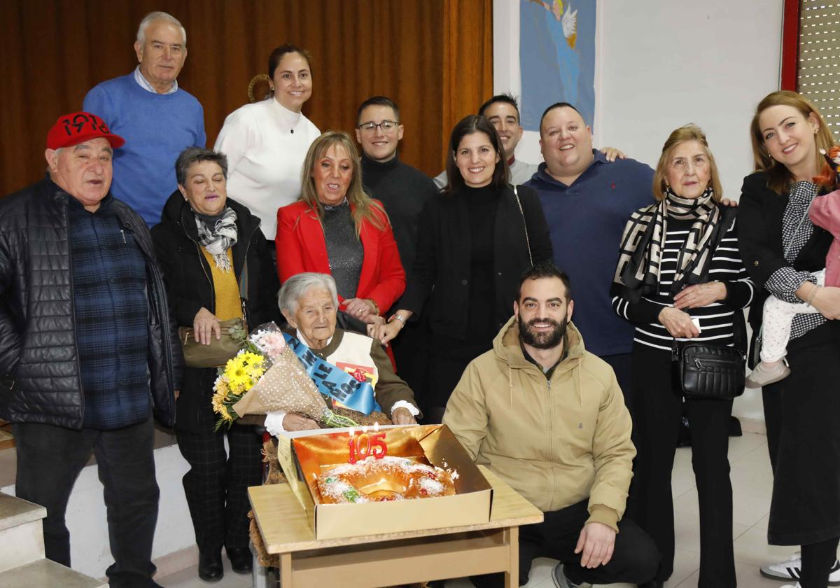 Emiliana Arranz rodeada de su familia.