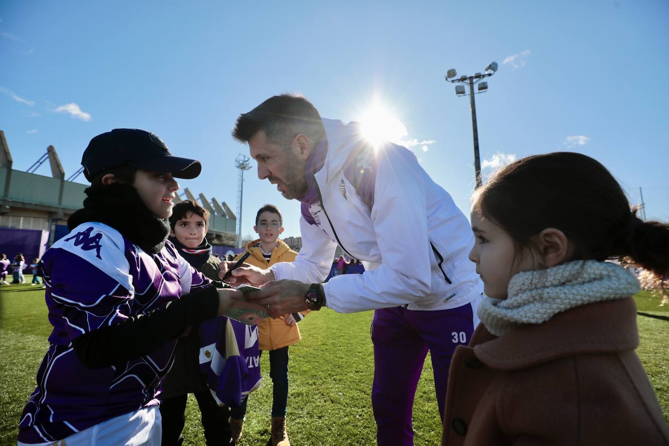 Los jugadores regalan fotos, pases y autógrafos a los aficionados más pequeños