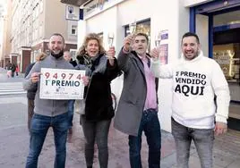 La alegría se desborda en la puerta de la administración del Paseo de Zorrilla, 83.