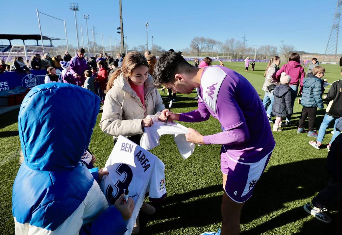 Imagen principal - Regalos con lazo blanquivioleta en el día de Reyes