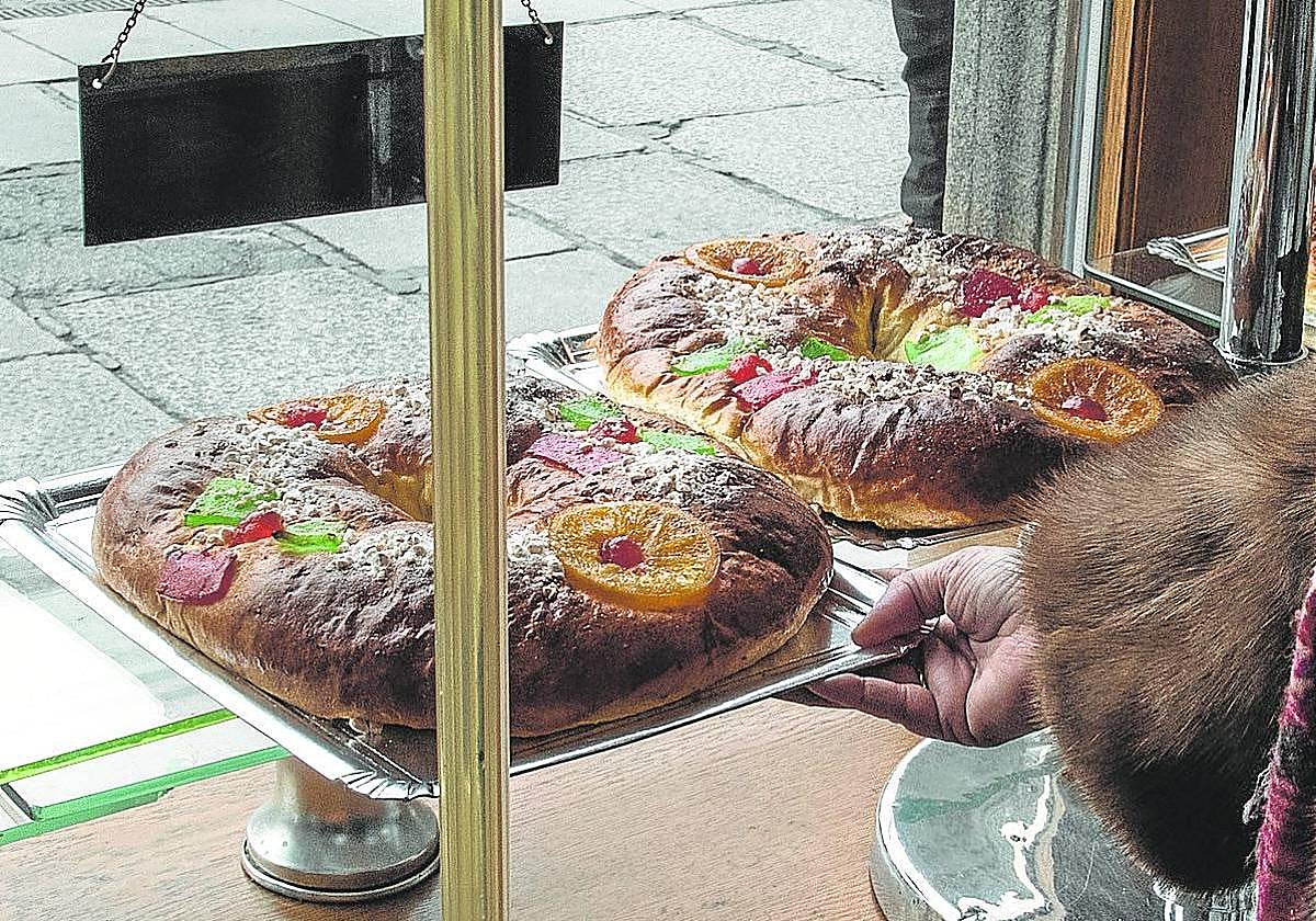 Roscones en el escaparate de una pastelería segoviana.
