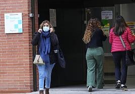 Un mujer sale de un centro de atención primaria.
