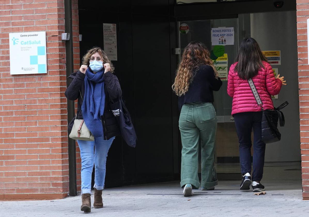 Un mujer sale de un centro de atención primaria.