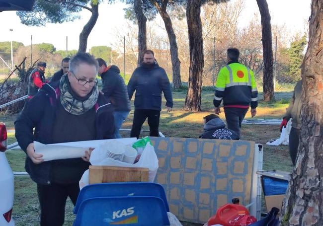 Los moteros de La Cistérniga, en pleno montaje del campamento en su ubicación habitual.