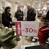 Centros comerciales y calles de Valladolid se llenan en el primer día de rebajas