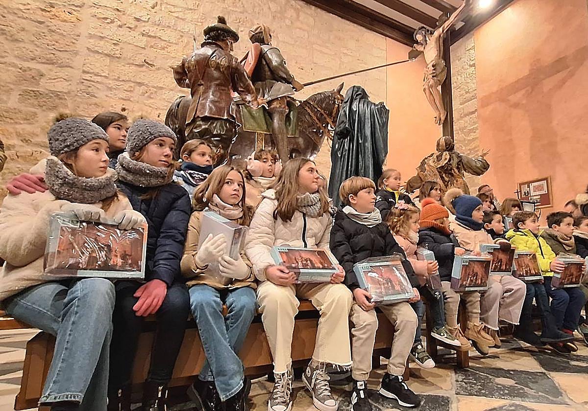 Los niños, con su puzle junto al paso.