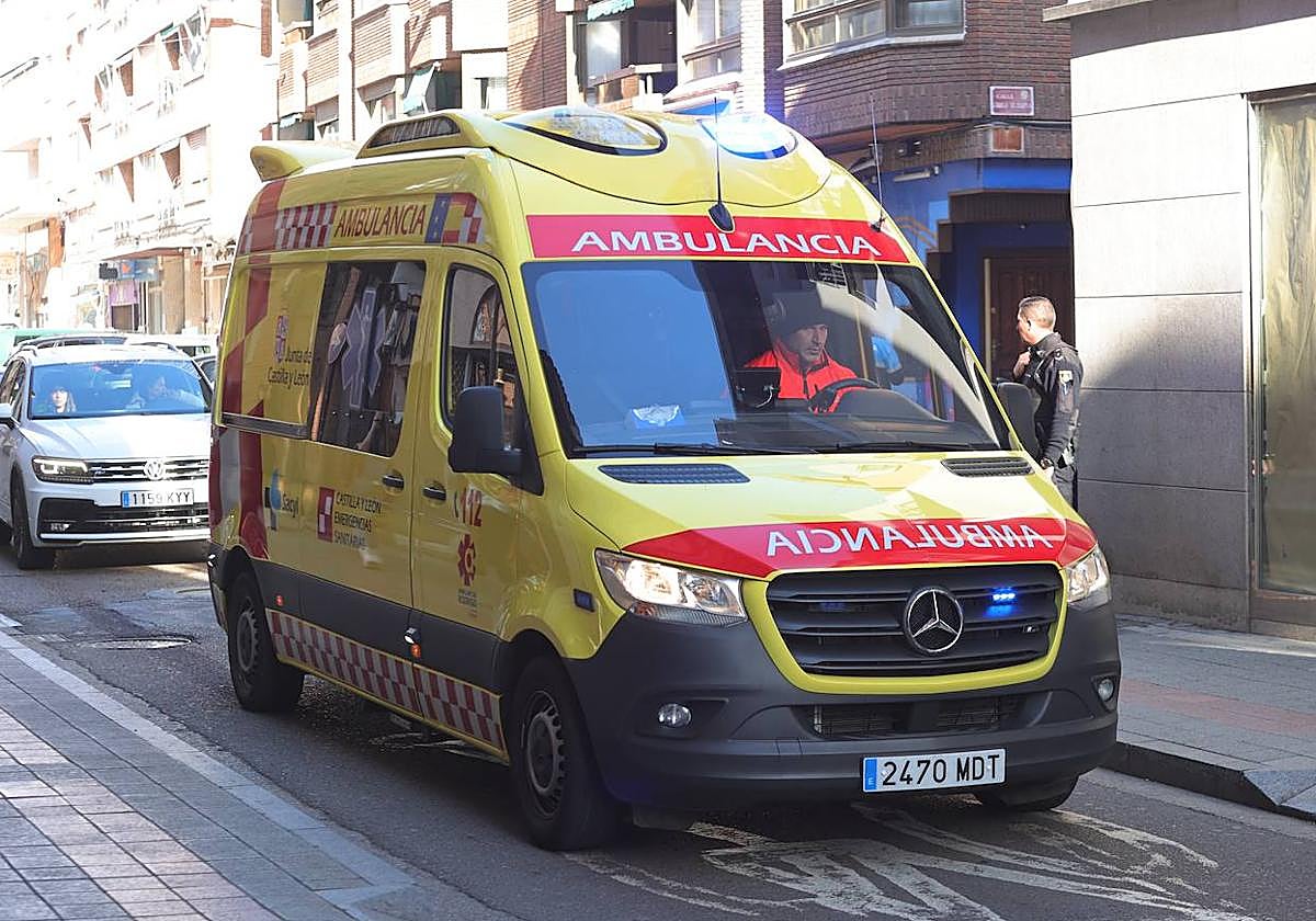 Ambulancia que trasladadó al hospital a la mujer atropellada.