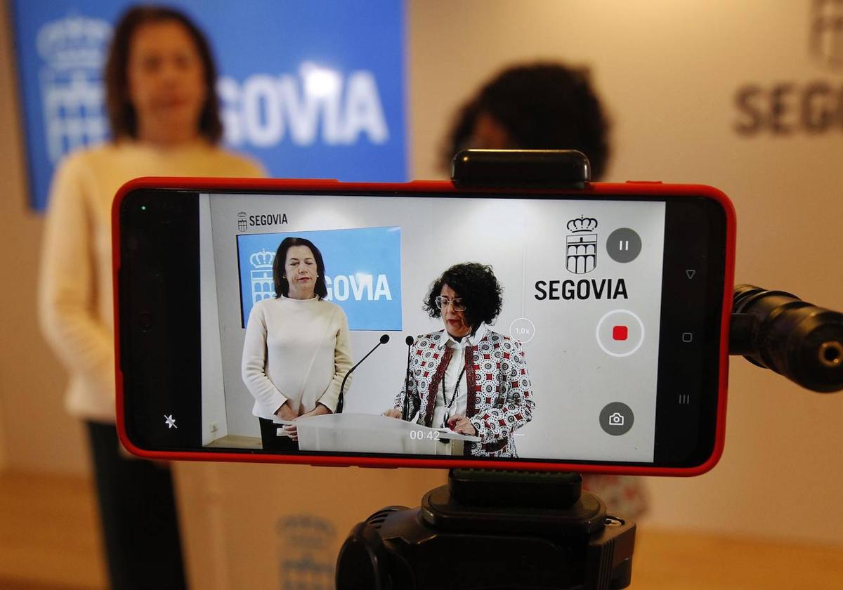 Esther Núñez (Vox) y Rosalía Serrano (PP), durante la rueda de prensa celebrada este lunes.