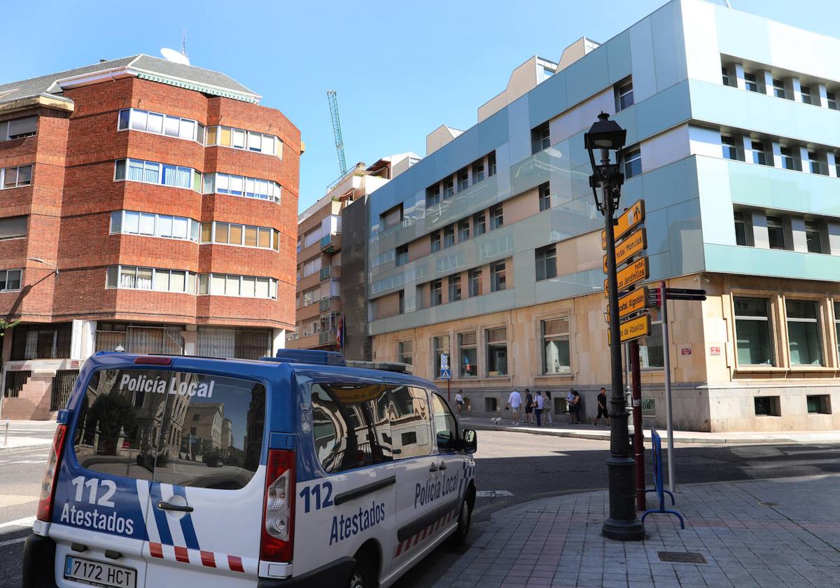 Una mujer quema una bici, amenaza de muerte a su vecino y agrede a la Policía