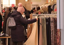Una mujer revisa prendas de rebajas en un establecimiento de Palencia este lunes.