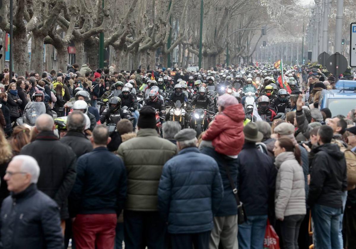 Los vallisoletanos siguen el desfile de banderas en el giro hacia Recondo.