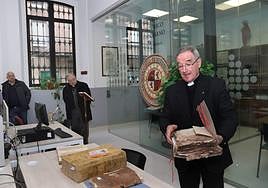 El director del Archivo, Dionisio Antolín, muestra unos libros parroquiales antiguos en el Archivo Diocesano.