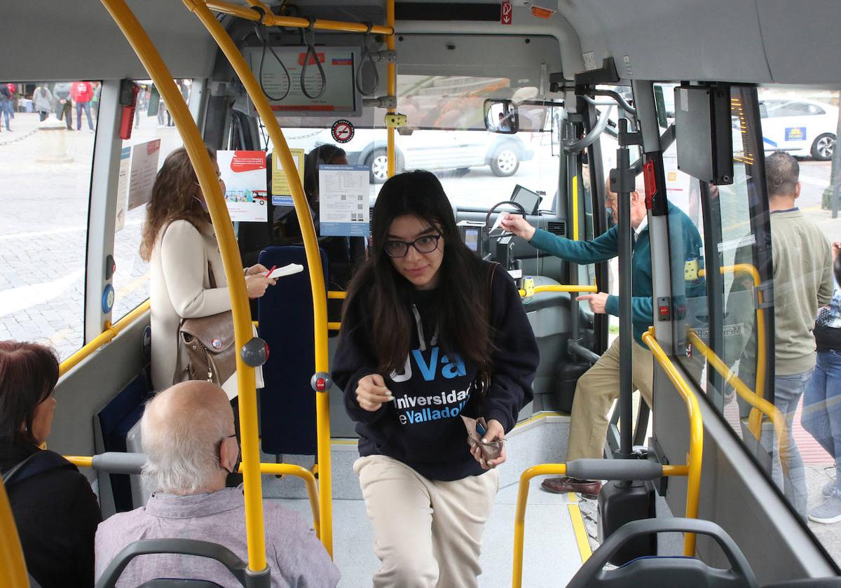 Pasajeros acceden a uno de los autobuses del servicio público de transporte urbano de Segovia.