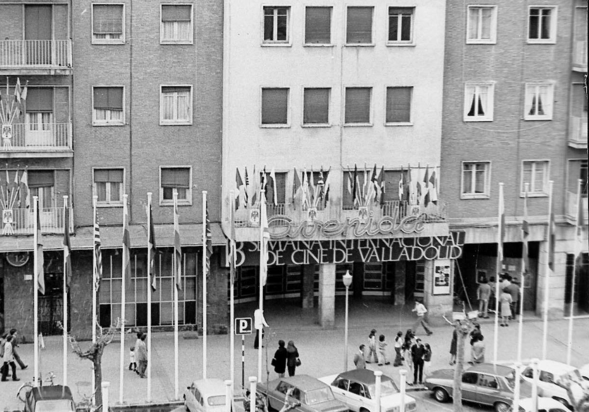 Fotografía antigua de los cines Avenida, donde se celebró la edición de la Seminci de 1961.