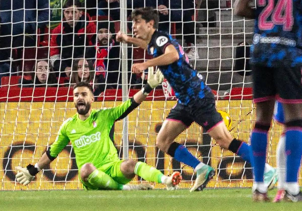 André Ferreira protesta tras uno de los goles que le hizo el Sevilla en Los Cármenes.