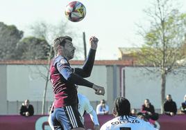 Dani Segovia cabecea un balón por alto en el duelo frente al Illescas.