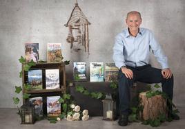 El asesor político James Nava posando con todas sus novelas