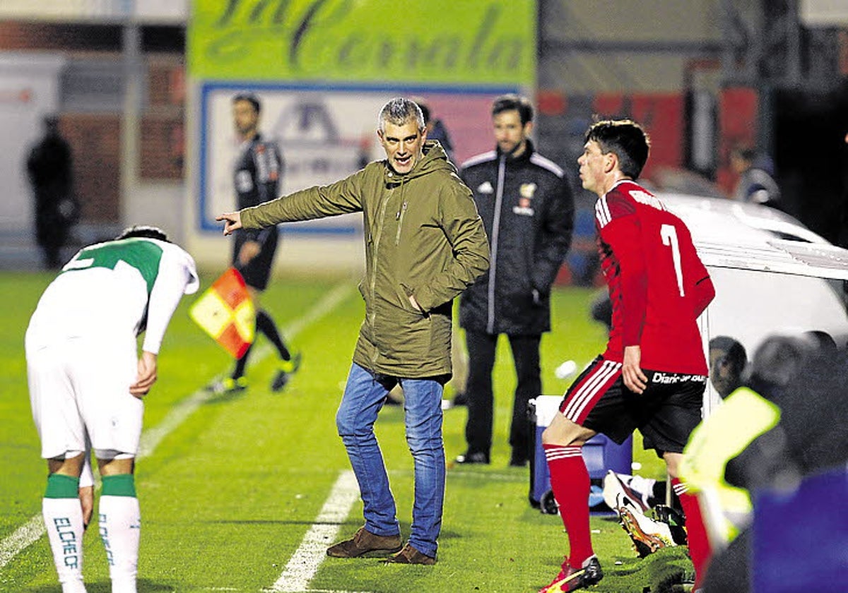 Javier Álvarez de los Mozos en el partido entre Mirandés y Elche.