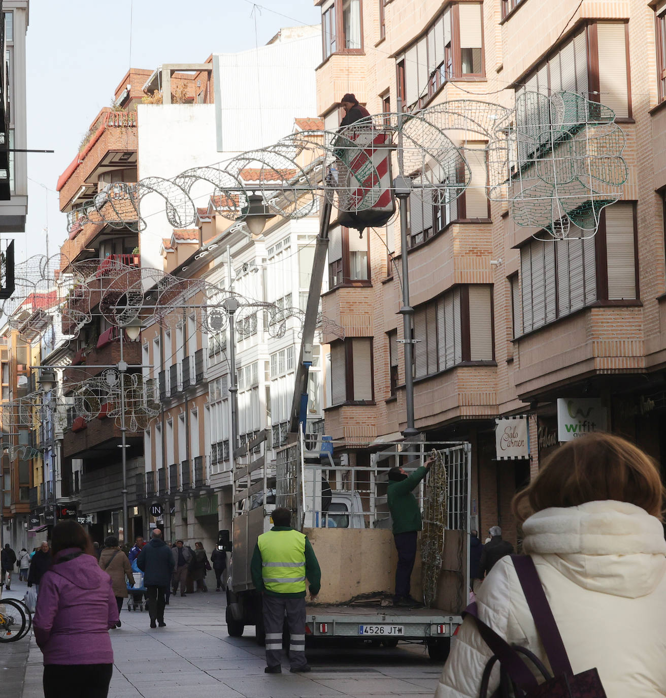 Los adornos navideños se despiden once meses de Palencia