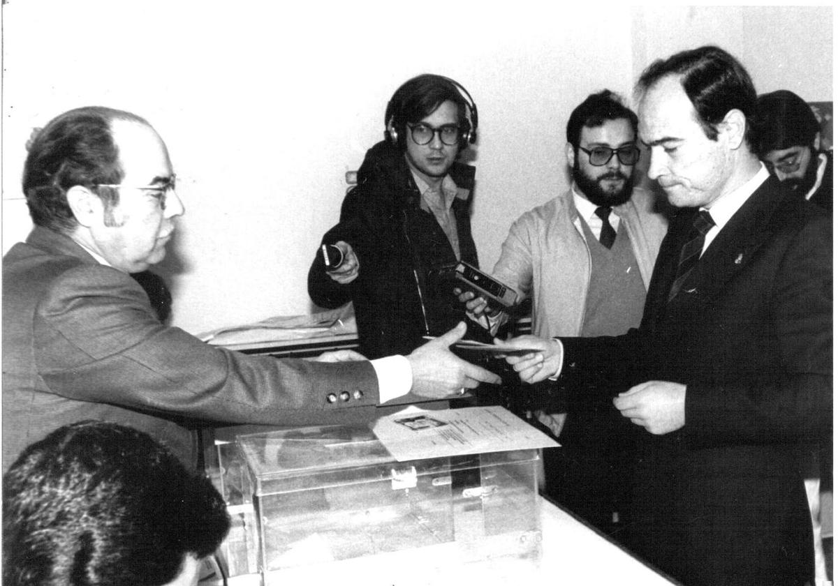 Santiago López Valdivielso vota en las elecciones de 1983.