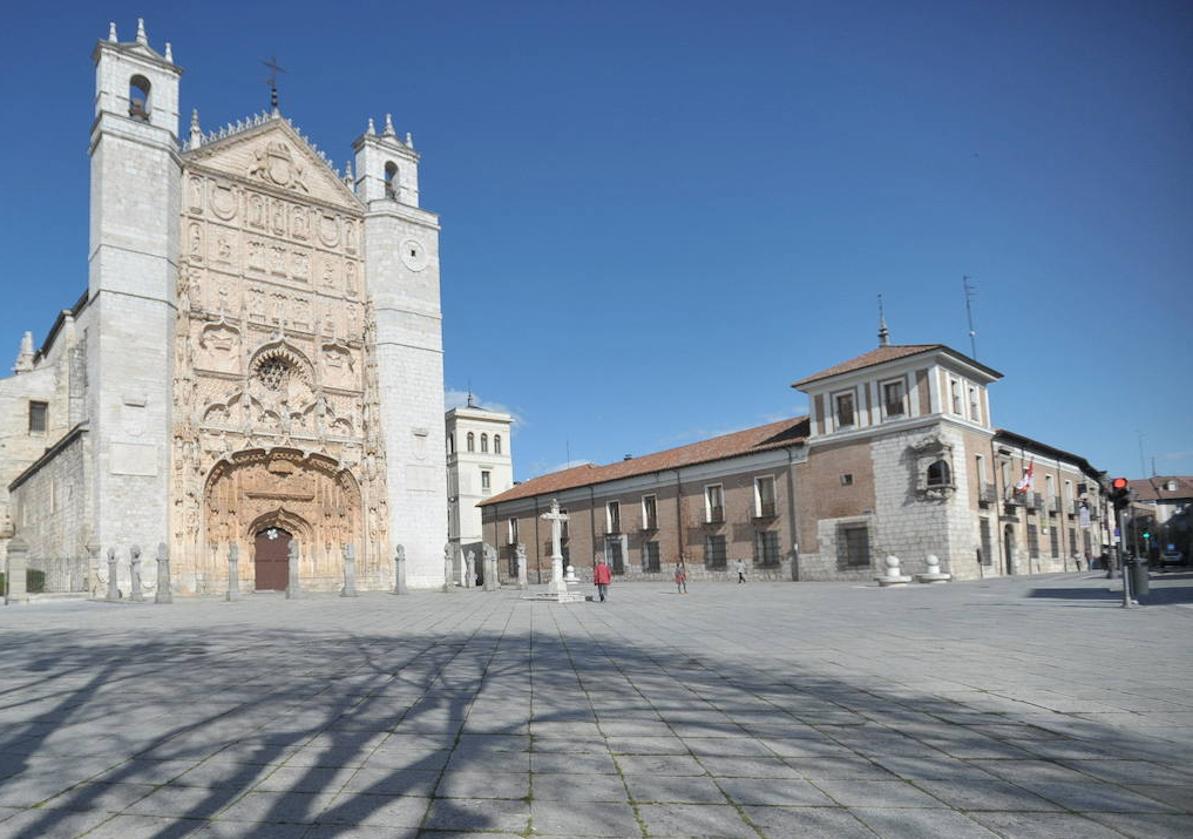 Explanada de la plaza de San Pablo, entre la iglesia que le da nombre y el Palacio de Pimentel.