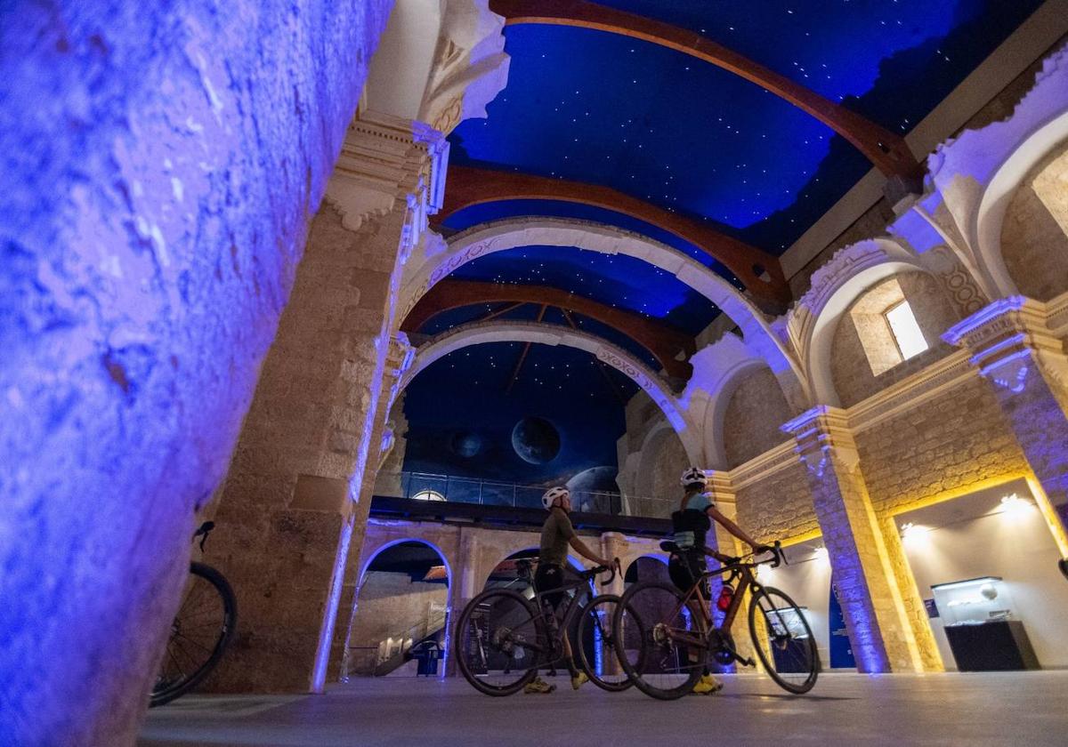 Imagen de participantes en la 'Palencia Gravel', en una parada en San Pedro Cultural de Becerril.