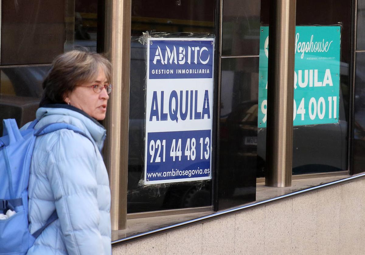 Una mujer pasea frente a un inmueble en alquiler, en la ciudad de Segovia.