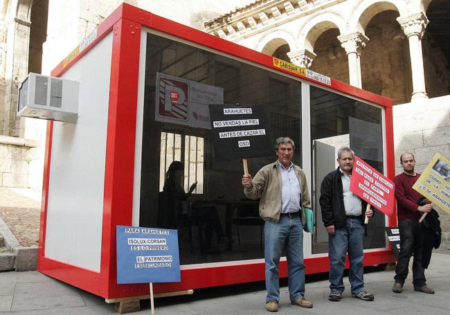 Isolux-Corsán instaló una caseta para informar de las bondades de la infraestructura. Representantes de IU protestaron en ella.