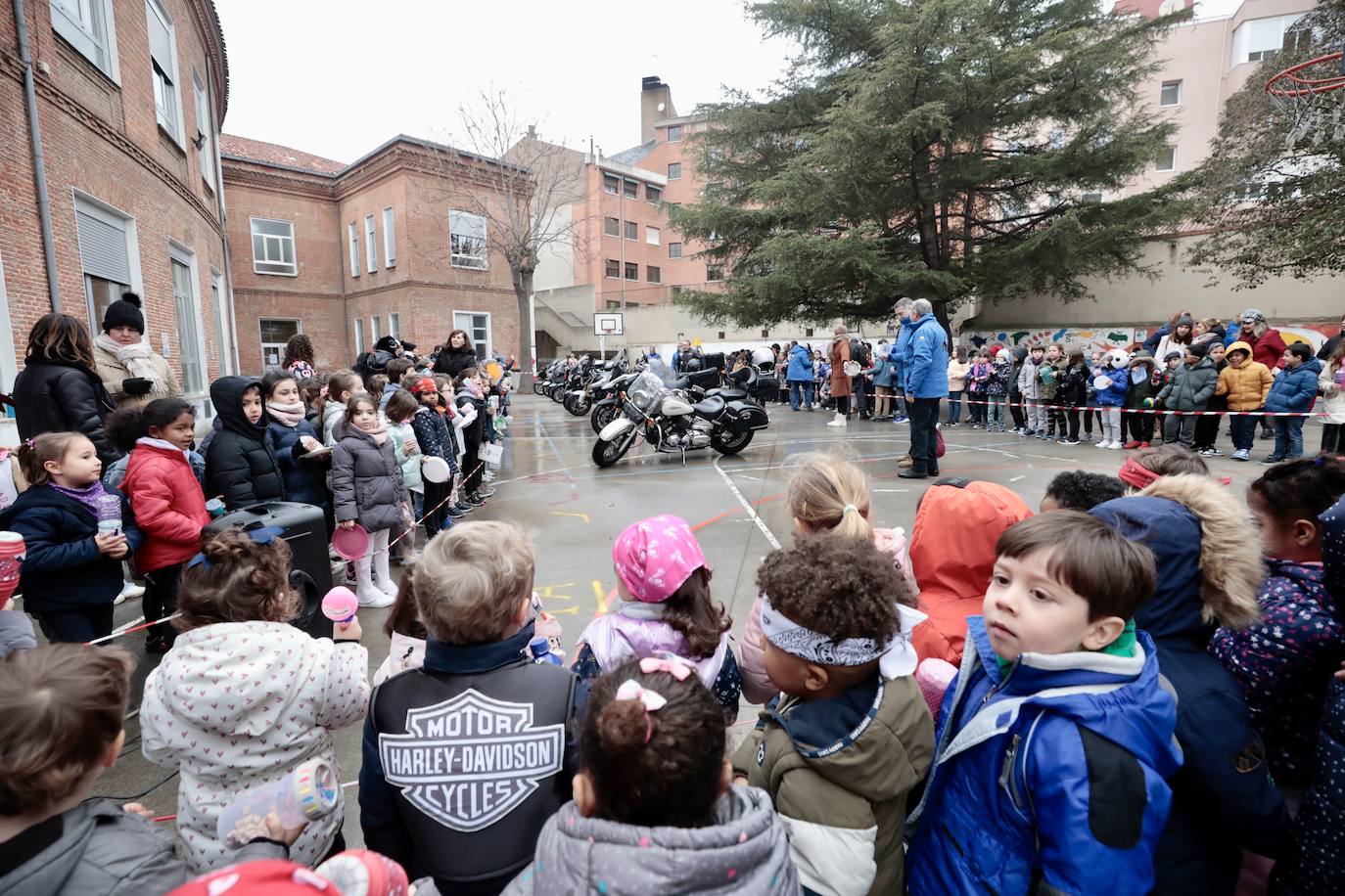 La visita de los motoristas de Pingüinos al colegio García Quintana, en imágenes