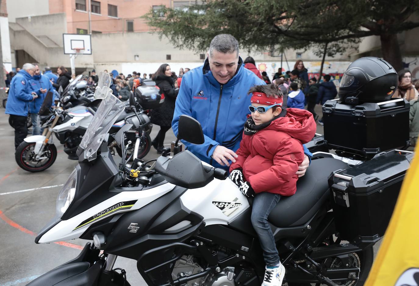 La visita de los motoristas de Pingüinos al colegio García Quintana, en imágenes