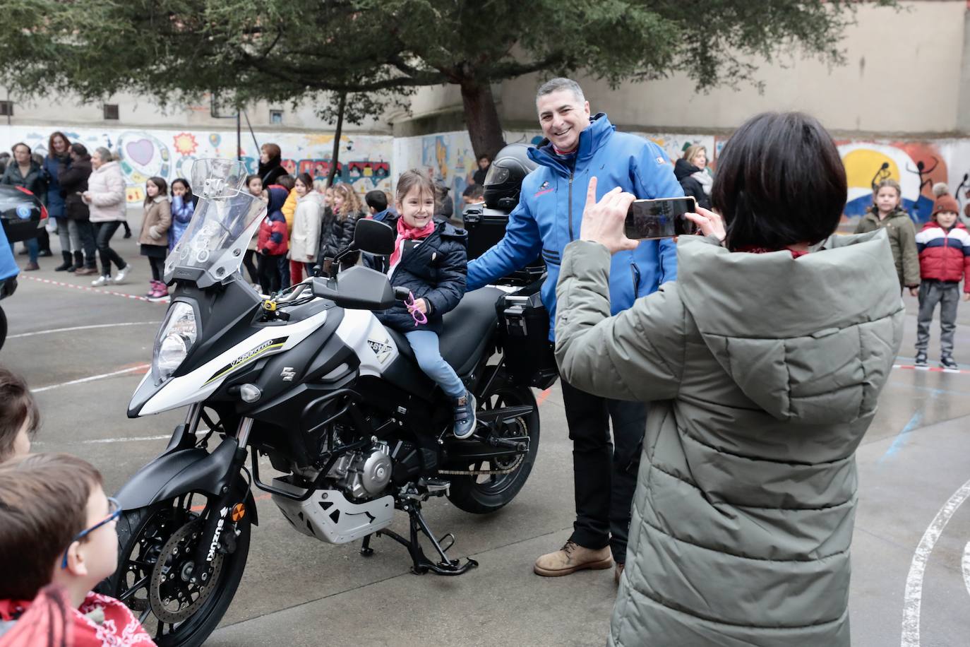 La visita de los motoristas de Pingüinos al colegio García Quintana, en imágenes