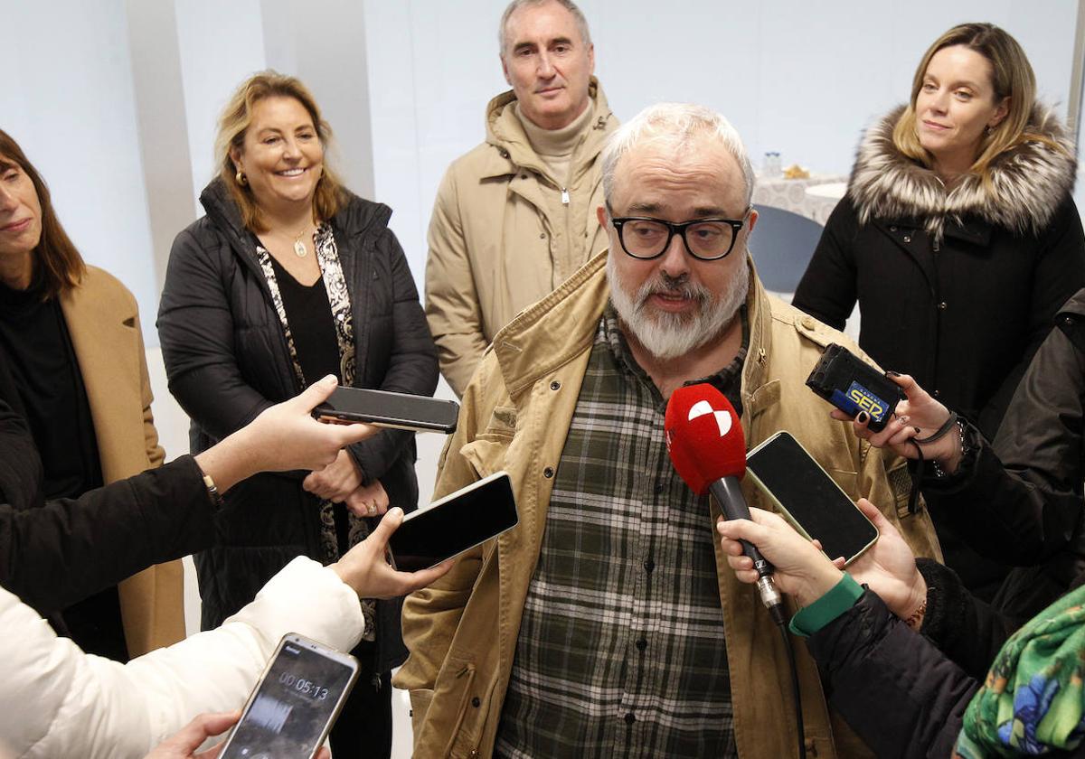 Álex de la Iglesia atiende a los medios de comunicación en el interior del edificio CIDE.