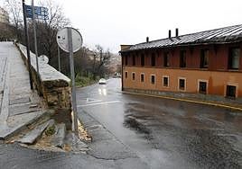 Daños en un muro y una cornisa del paseo de Los Tilos.