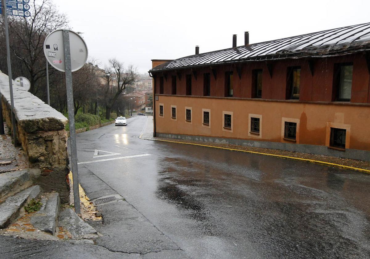 Daños en un muro y una cornisa del paseo de Los Tilos.