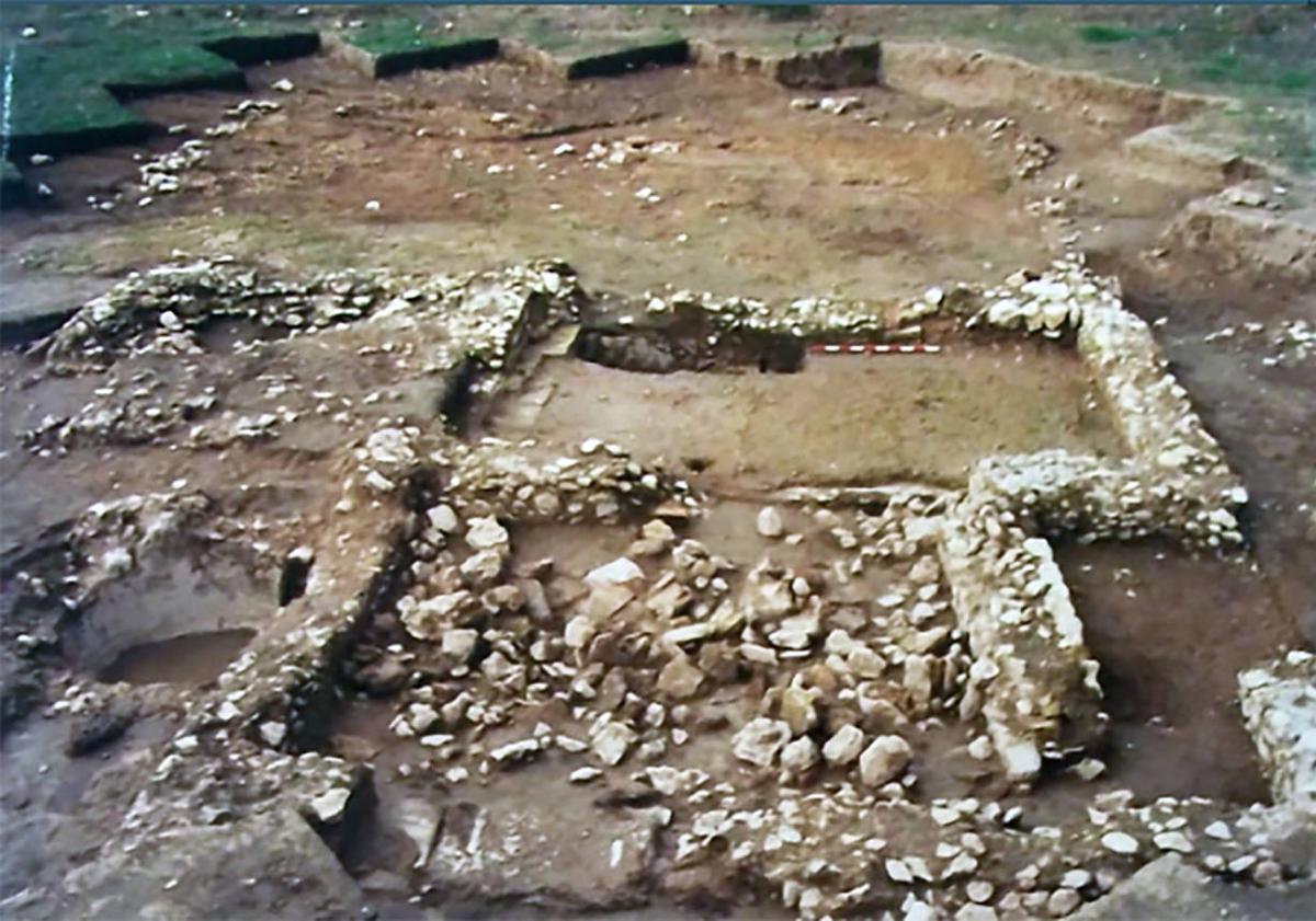 Imagen principal - Arriba, excavación de uno de los sectores reidenciales de la villa romana en 1990. Debajo, a la izquierda, moasico de los cántaros, hoy en el hemiciclo de las Cortes. A la derecha, mosaico de Diana cazadora, en el Museo Arqueológico de Valladolid.