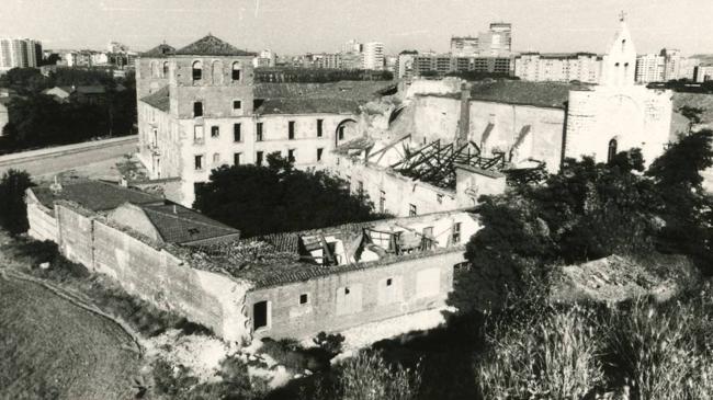 Imagen después - El monasterio de Prado, cuando acogía el 'manicomio provincial, en 1900 y estado del edificio en 1977.