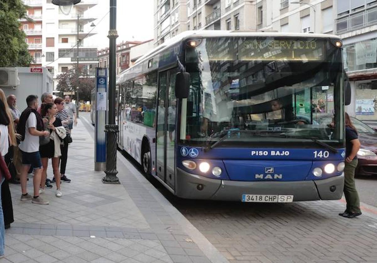 Líneas especiales de Auvasa en la Plaza del Poniente