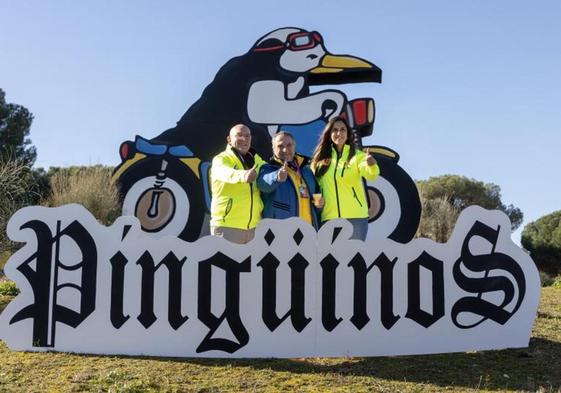 El alcalde de Valladolid, Jesús Julio Carnero, el responsable de Turismoto, José Manuel Navas, y la concejala de Turismo, Blanca Jiménez, junto a la falla de Pingüinos.