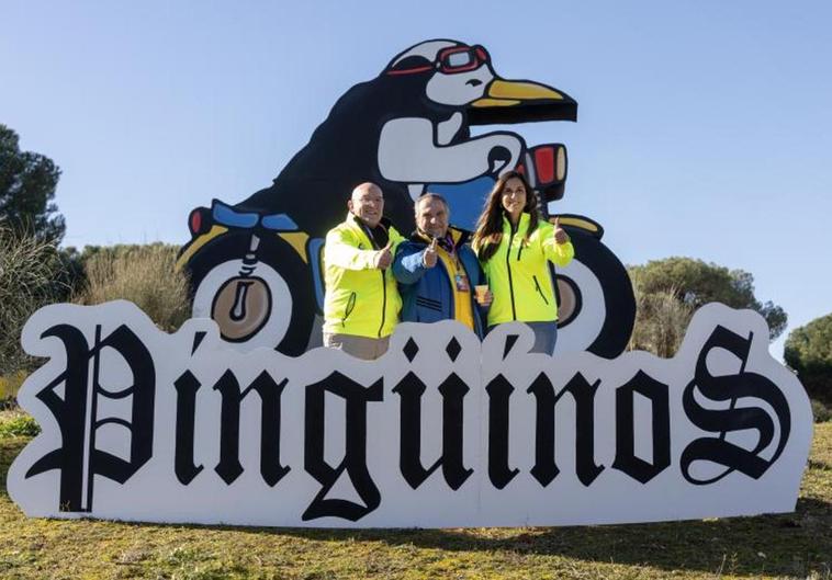 El alcalde de Valladolid, Jesús Julio Carnero, el responsable de Turismoto, José Manuel Navas, y la concejala de Turismo, Blanca Jiménez, junto a la falla de Pingüinos.