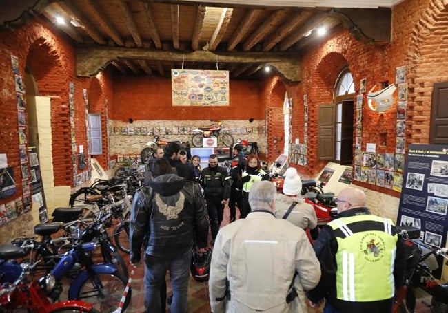 Moteros visitando uno de los dos espacios del Museo de la Moto Clásica de Esguevillas de Esgueva.