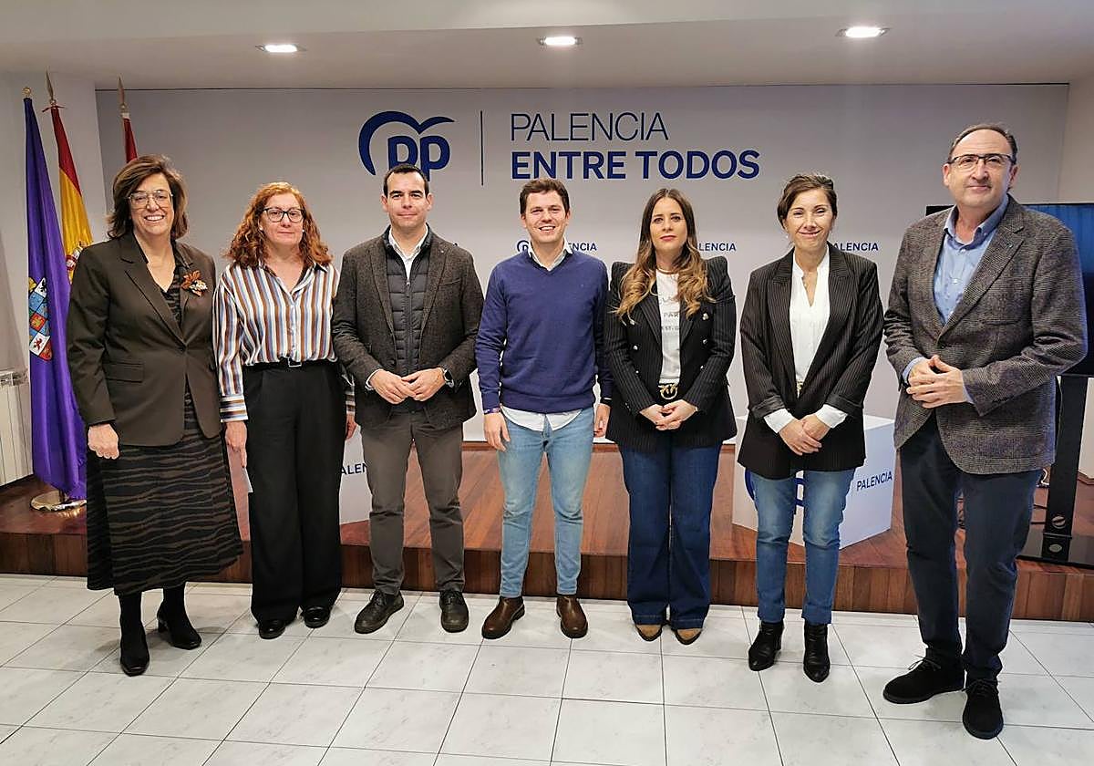 El grupo municipal del PP en el Ayuntamiento de Palencia, tras la rueda de prensa.