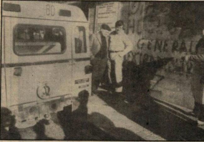 Varias personas en el lugar del asesinato de García Vadilla.