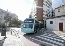 Un autobús de la Línea 1, en uno de los giros a la izquierda en los que el conductor pierde visión por el tamaño de los pilares laterales.