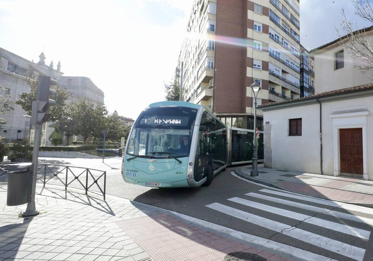 Un autobús de la Línea 1, en uno de los giros a la izquierda en los que el conductor pierde visión por el tamaño de los pilares laterales.