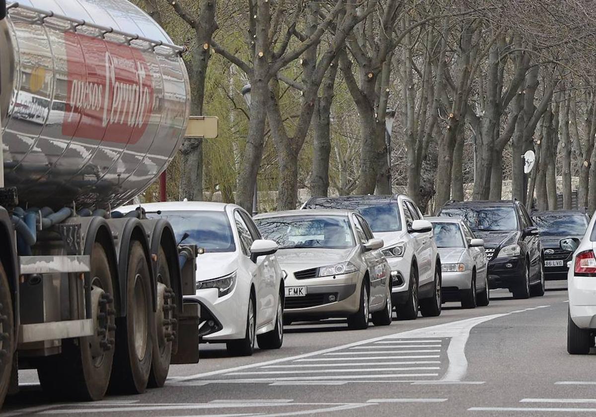 Cola de vehículos en la avenida de Castilla.