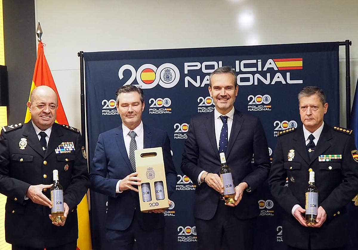 El Jefe Superior de Policía Nacional, Juan Caros Hernández; el presidente de la DO Rueda, Carlos Yllera, y el director general,Santiago Mora, y el jefe regional de Operaciones de la Policía Nacional, Jesús del Amo, en la presentación.