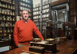 Carlos Sanz del Río, en la antigua farmacia que fundó su abuelo Julián en 1918.