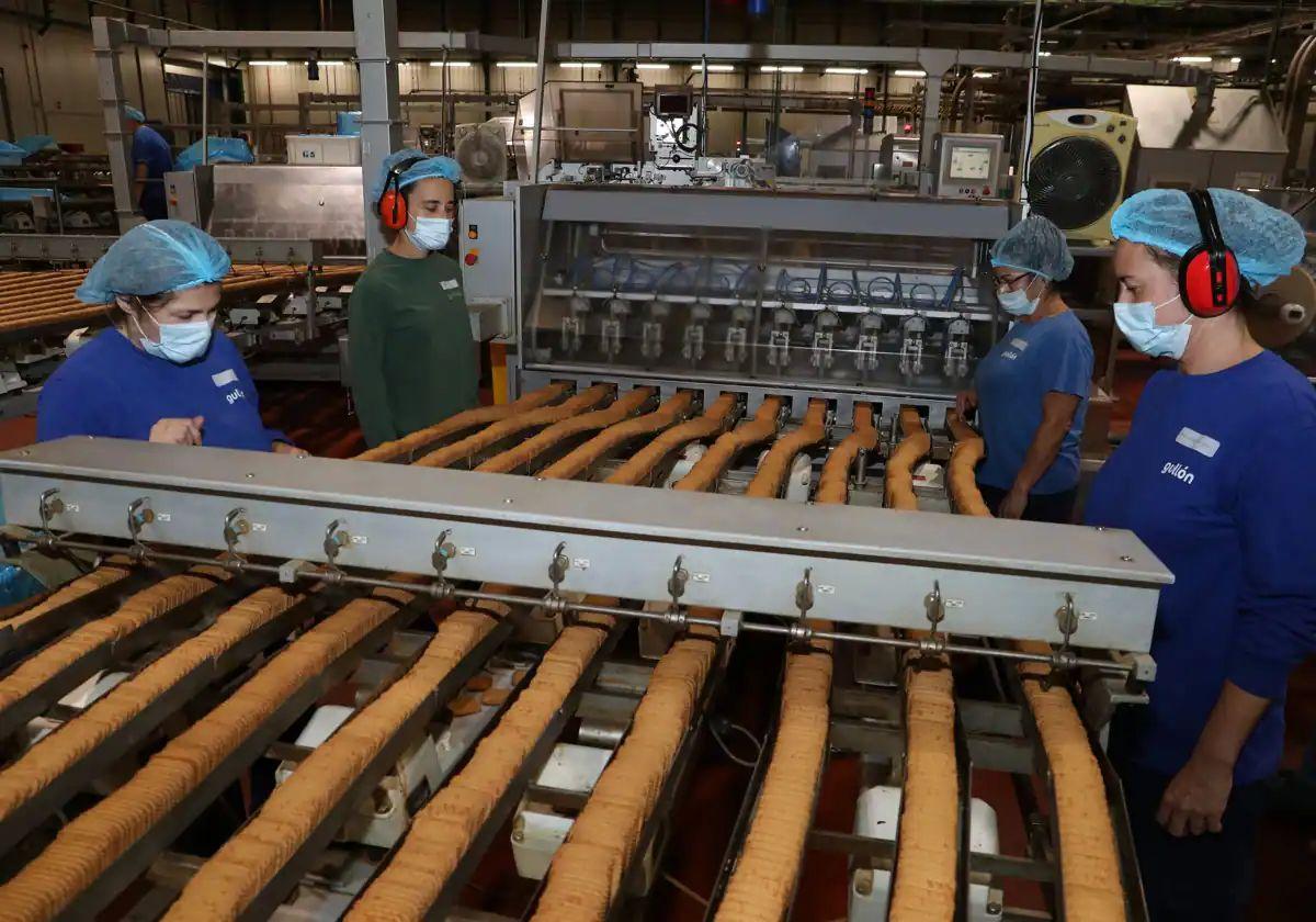 Imagen de archivo de trabajadoras en la fábrica de Gullón.