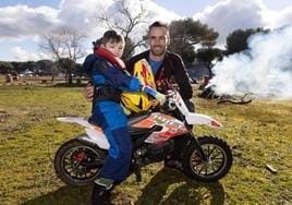 Simón y Saúl Carriel, padre e hijo de Orense que comparten pasión por las motos, en el recinto de Pingüinos.